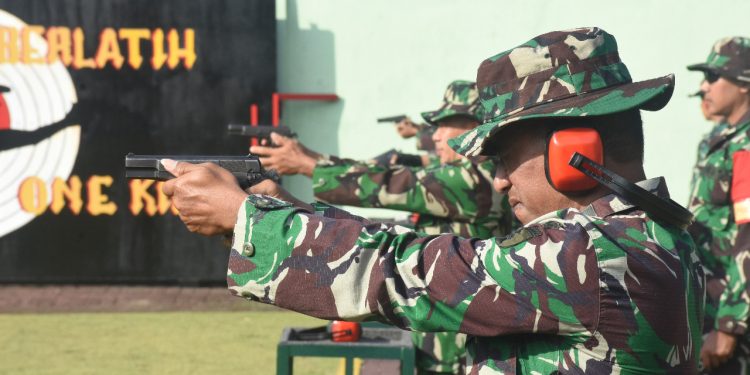 Uji ketangkasan menembak dengan Pistol, Personil Korem 084/BJ di Latih Secara Periodik