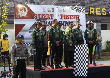 Ribuan peserta fun bike  semarakkan hari bhayangkara yang ke 76 di polres jombang