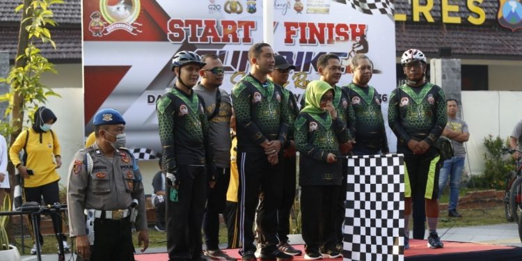 Ribuan peserta fun bike semarakkan hari bhayangkara yang ke 76 di polres jombang