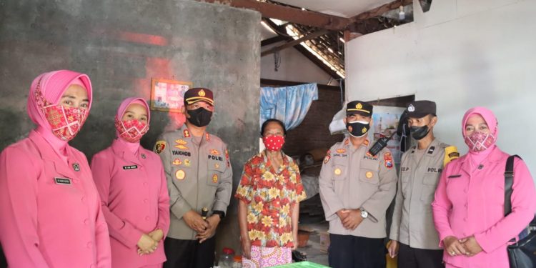 Di Hari Bhayangkara Ke 76 Polres Magetan, Mengadakan Bakti Sosial Dan Anjangsana Ke Anggota Yang Sakit Juga Purna Polri