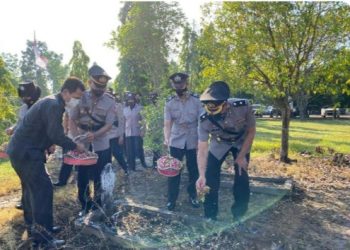 Jelang Hari Bhayangkara Ke -76 Polres Bojonegoro Ziarah Makam Pahlawan