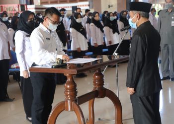 198 PEJABAT ESELON IV DILANTIK MENJADI PEJABAT FUNGSIONAL TERTENTU