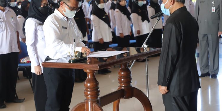 198 PEJABAT ESELON IV DILANTIK MENJADI PEJABAT FUNGSIONAL TERTENTU