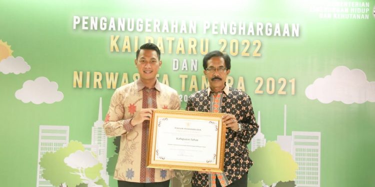 Mas Bupati Tuban Terima Penghargaan Nirwasita Tantra