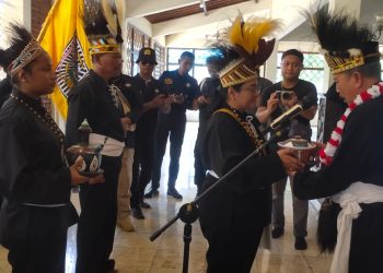 Perwapus Papua Serahkan Tanah dan Air ke Padepokan Agung,dalam rangka 100 tahun terate emas