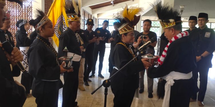 Perwapus Papua Serahkan Tanah dan Air ke Padepokan Agung,dalam rangka 100 tahun terate emas