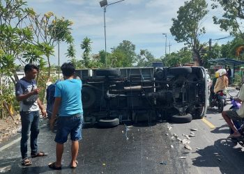 Menghindari Truck Tronton, Sebuah Mobil Pick Up Oleng dan Terguling