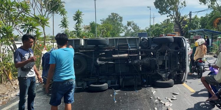 Menghindari Truck Tronton, Sebuah Mobil Pick Up Oleng dan Terguling