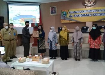 Bupati Menyerahkan SK Pensiun drg. Ratnawati dan Minta Tetap Produktif Dan Bermanfaat Bagi Masyarakat
