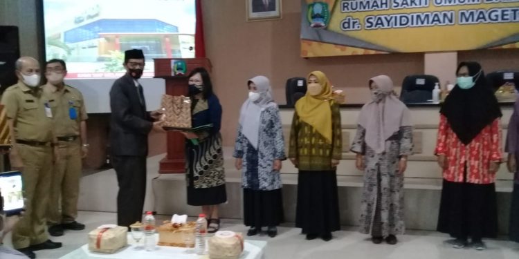 Bupati Menyerahkan SK Pensiun drg. Ratnawati dan Minta Tetap Produktif Dan Bermanfaat Bagi Masyarakat