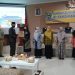 Bupati Menyerahkan SK Pensiun drg. Ratnawati dan Minta Tetap Produktif Dan Bermanfaat Bagi Masyarakat