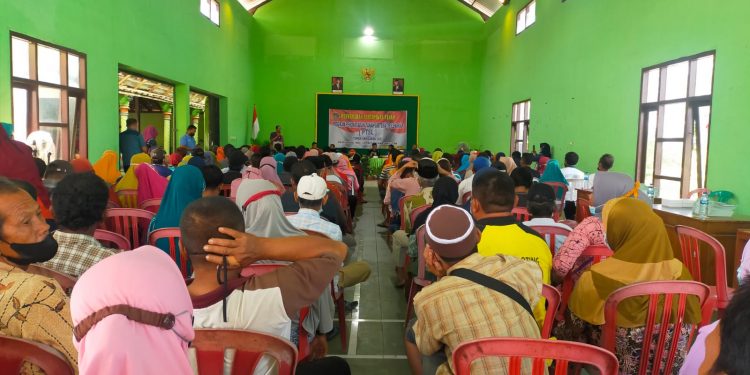Senyum Ceria Mewarnai Pembagian 500 Sertifikat Program PTSL Desa Nguri