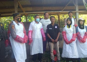 Forkopimcam Tambakrejo Bojonegoro Berlakukan Penyemprotan Disinfektan Guna Cegah PMK