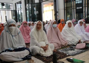 Bupati Anna Laksanakan Sholat Idul Adha di Masjid Baiturrohman Islamic Centre