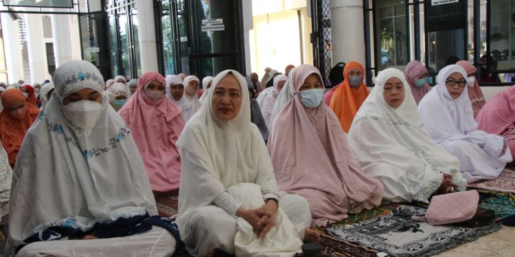 Bupati Anna Laksanakan Sholat Idul Adha di Masjid Baiturrohman Islamic Centre