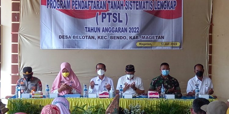 Antusias Ratusan Warga Desa Belotan Dalam Penerimaan Sertifikat Program PTSL