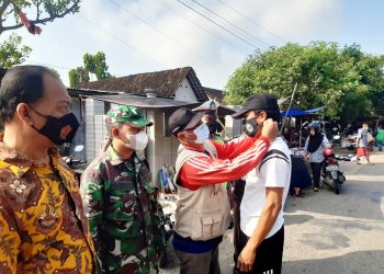 Cegah PMK, Babinsa Koramil Tipe B  0804/06 Maospati Beserta Dinas Terkait Pantau Pasar Hewan