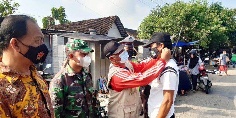 Cegah PMK, Babinsa Koramil Tipe B 0804/06 Maospati Beserta Dinas Terkait Pantau Pasar Hewan