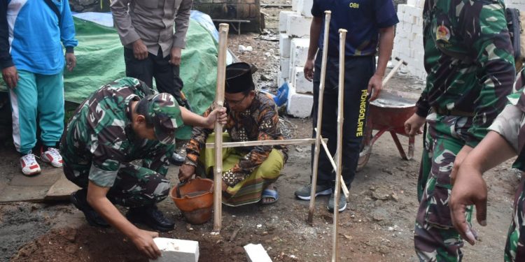 Peletakan Batu Pertama Pembangunan Dua Musholla Oleh Dandim 0811