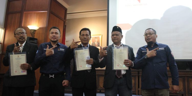 11 Pemimpin Redaksi Terima Sertifikat Kompetensi Wartawan Berlogo Garuda