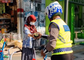 Jum’at Berkah, Polantas Polres Magetan Patroli Bagikan Puluhan Nasi Bungkus Sambil Edukasi Kamseltibcarlantas