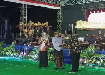 Bupati Anna  Apresiasi Pagelaran Wayang Kulit di Desa Sukorejo