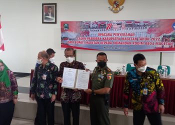Bupati Magetan Serahkan 77 Calon Paskibra Kepada Dandim 0804
