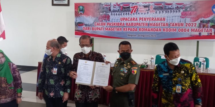 Bupati Magetan Serahkan 77 Calon Paskibra Kepada Dandim 0804