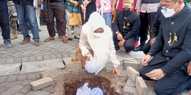 Disperindag Kabupaten Mojokerto Ruwat Pasar Trowulan Dengan Bantengan