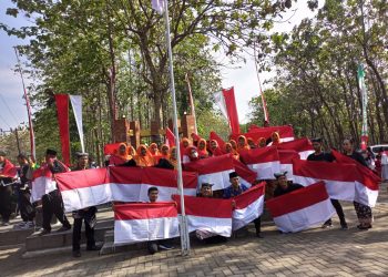 Masyarakat Samin Bagikan 1000 Bendera Merah Putih HUT Kemerdekaan RI Ke-77