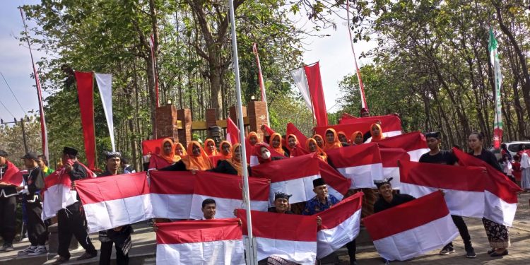 Masyarakat Samin Bagikan 1000 Bendera Merah Putih HUT Kemerdekaan RI Ke-77