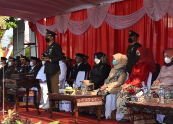 Dandim 0811 Tuban Pimpin Upacara Penurunan Bendera Merah Putih HUT Kemerdekaan RI Ke-77