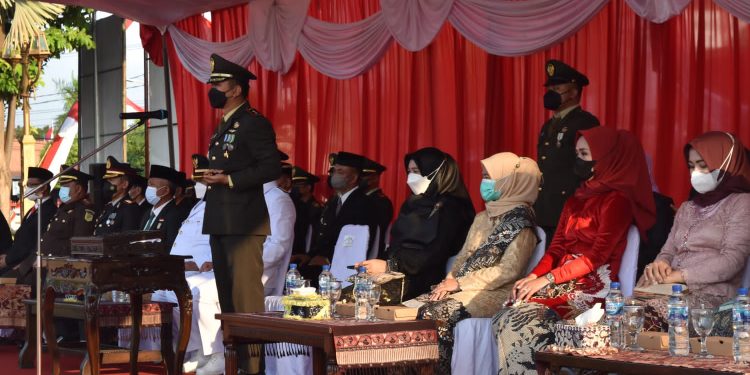 Dandim 0811 Tuban Pimpin Upacara Penurunan Bendera Merah Putih HUT Kemerdekaan RI Ke-77