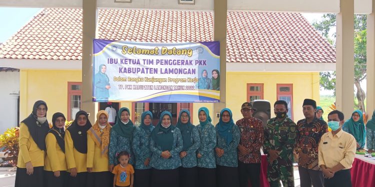 Ketua Tim penggerak PKK kabupaten Lamongan, Di sambut Warga Masyarakat Desa Lebakadi, Sugio Lamongan