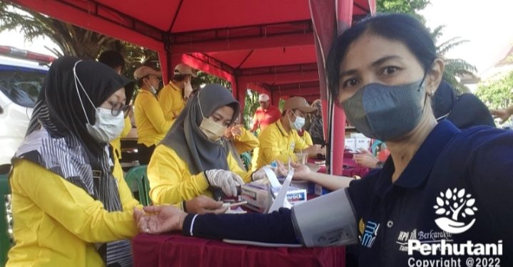 Karyawan KPH Perhutani Tuban Mendonorkan Darahnya di HUT RI ke 77