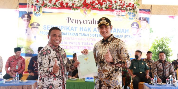 Sertifikat Aset Pemkab Tuban Diterima Bupati Dari Kepala ATR/BPN
