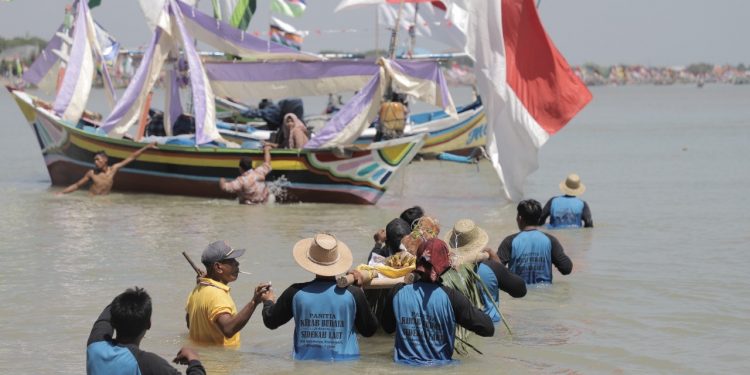 500 Nelayan Tuban Ikuti Tradisi Tahunan Wisata Petik Laut