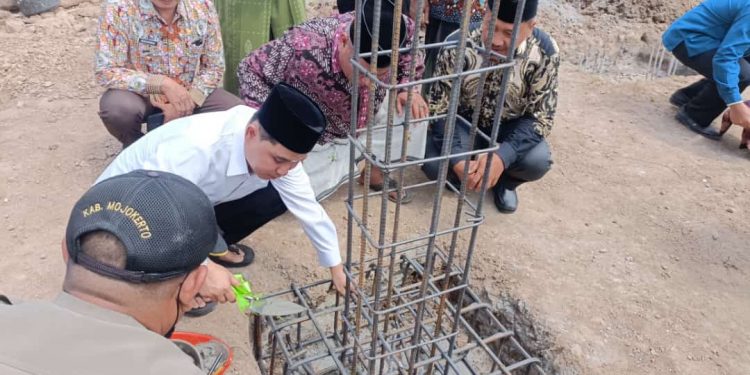 Gus Barra Meletakkan Batu Pertama di Pondok Pesantren Tahfizhul Quran Klinterejo