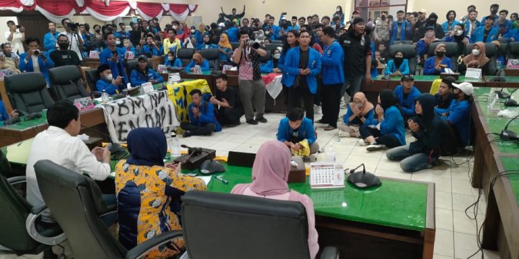 Tuntut Turunkan Harga BBM, Aksi Mahasiswa PMII Gerudug DPRD Bojonegoro