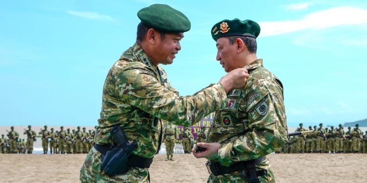 Kapolri Dikukuhkan Sebagai Warga Kehormatan Kostrad