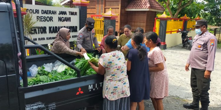 Peduli Warga Kurang Mampu, Polres Ngawi Bagikan Paket Sayur Mayur