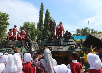 Alutsista Panser Anoa TNI AD Pukau Masyarakat Merakurak