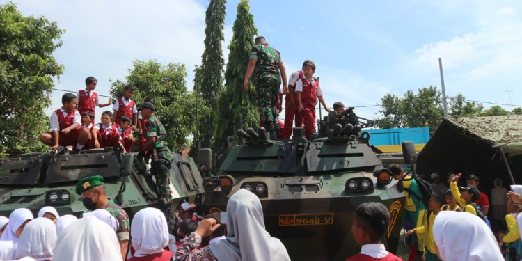 Alutsista Panser Anoa TNI AD Pukau Masyarakat Merakurak