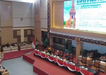 Bupati Mojokerto Hadiri Penjelasan 4 (empat) Raperda Inisiatif Pada Rapat Paripurna DPRD Kab. Mojokerto