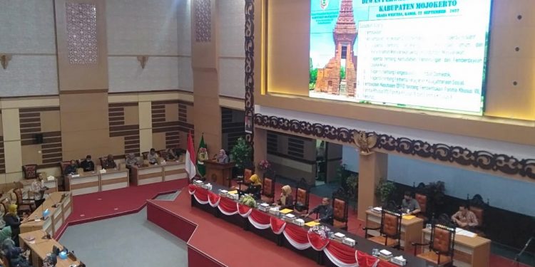 Bupati Mojokerto Hadiri Penjelasan 4 (empat) Raperda Inisiatif Pada Rapat Paripurna DPRD Kab. Mojokerto