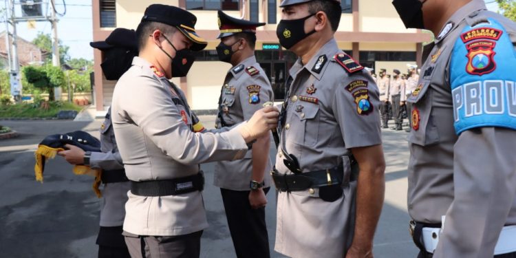 Pimpin Upacara Pelantikan Kasat Samapta dan  Sertijab Kapolsek Kalitidu, Ini Pesan Kapolres Bojonegoro