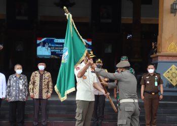 MAS BUPATI PIMPIN UPACARA DAN SERAH TERIMA PATAKA JER BASUKI MAWA BEYA