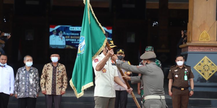MAS BUPATI PIMPIN UPACARA DAN SERAH TERIMA PATAKA JER BASUKI MAWA BEYA
