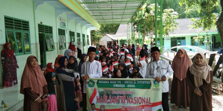 Hari Santri Nasional  TPQ /Diniyyah Al Futtuhiyah  Desa sumberjo Rengel Tuban Gelar Pawai Ta’aruf