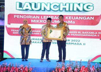 Bupati Tuban Terima Penghargaan Dari Mendes PDTT RI